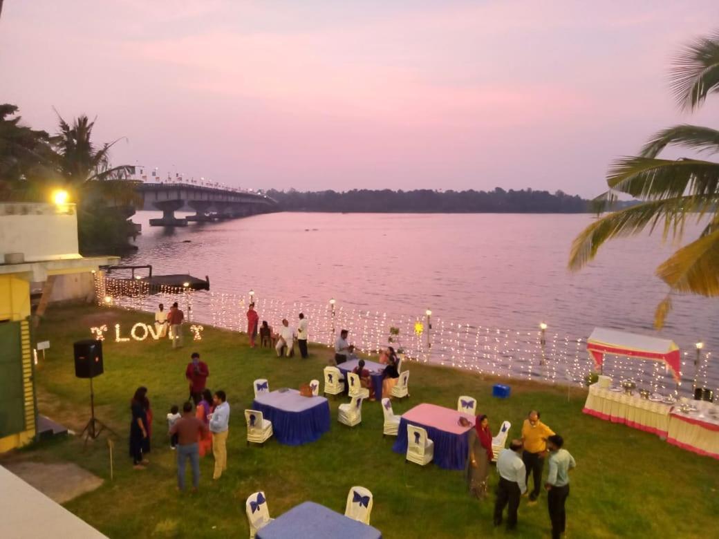 Appartamento Wind &Waves Kollam Esterno foto