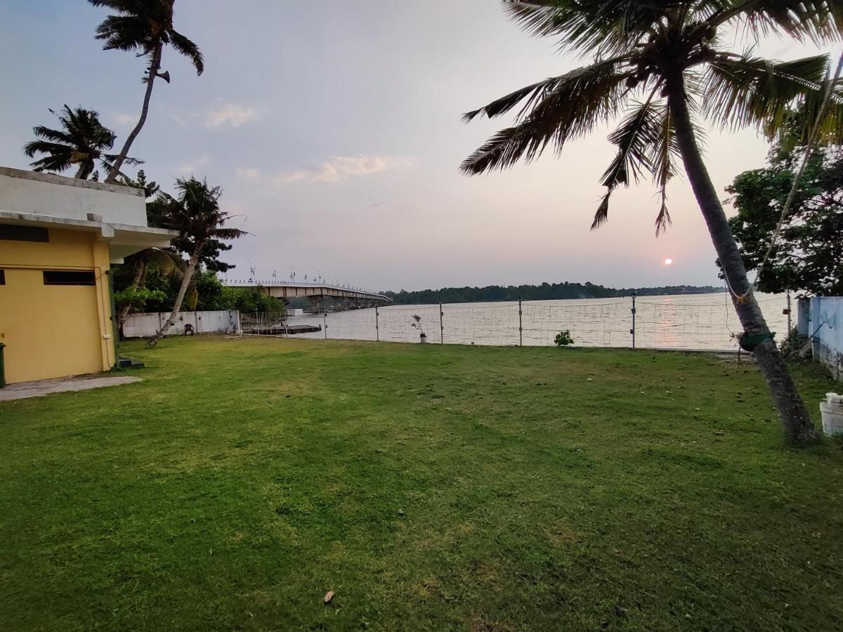 Appartamento Wind &Waves Kollam Esterno foto