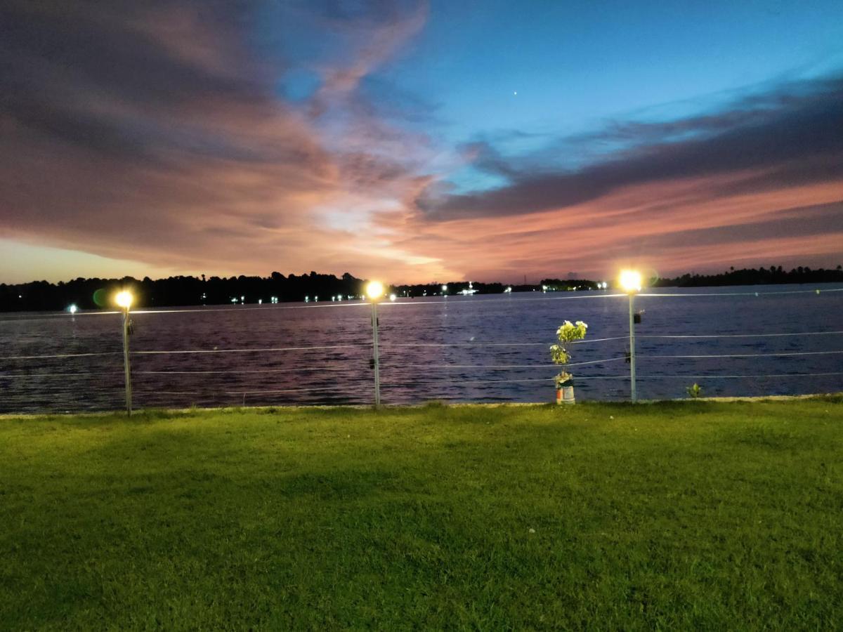 Appartamento Wind &Waves Kollam Esterno foto