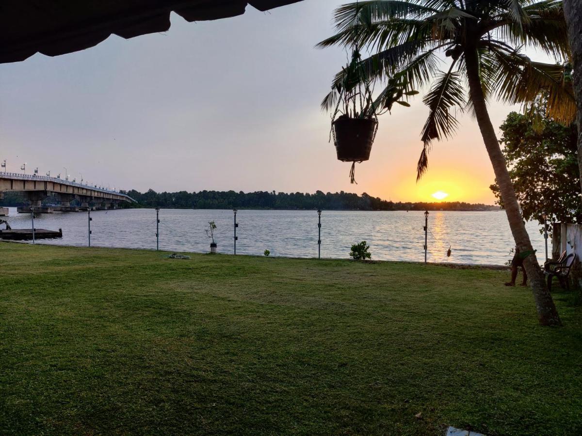 Appartamento Wind &Waves Kollam Esterno foto